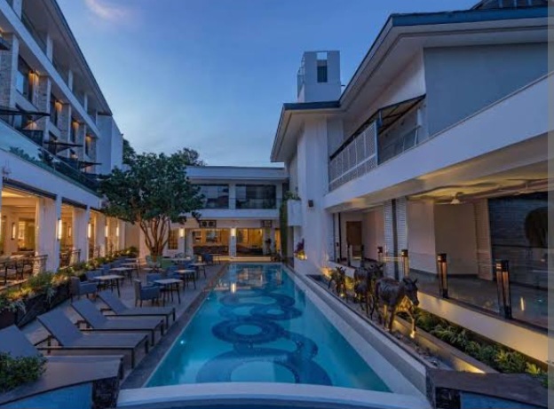 Stay in style at Kwetu Nairobi, a 102-room boutique hotel featuring a rooftop pool, spa, and peaceful city retreat. 📸 Credit: Bookings.com